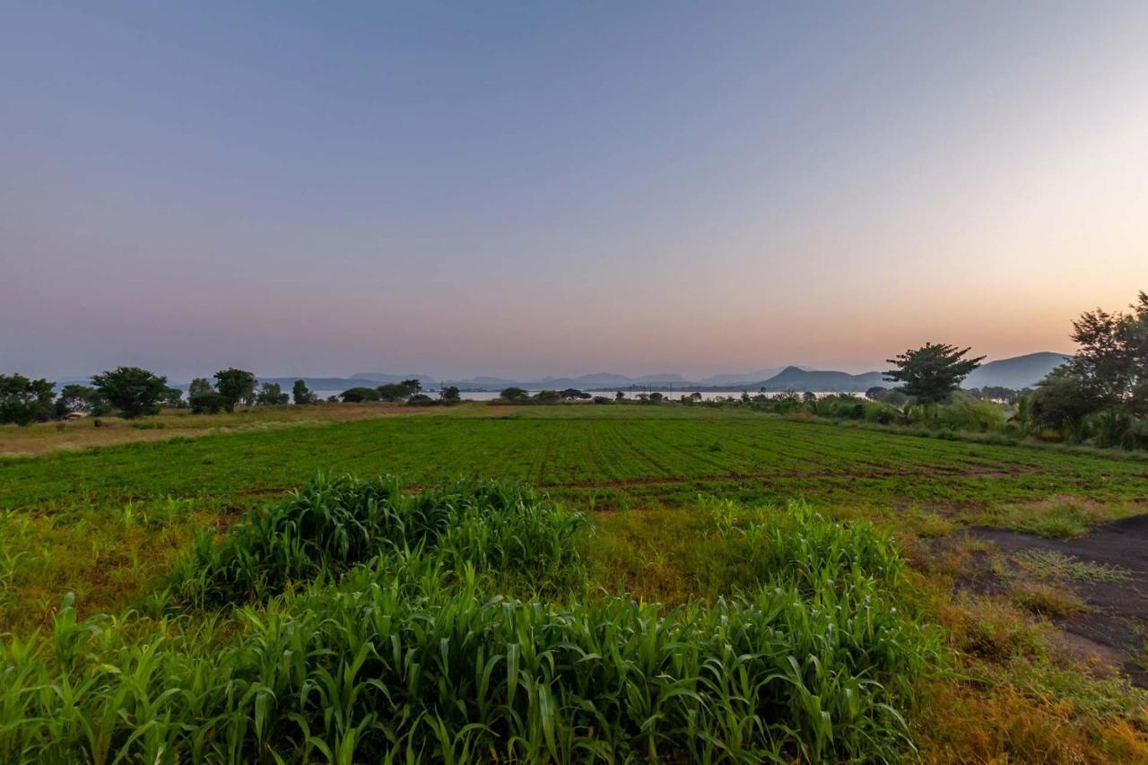 Stayvista'S Lake La Vie - Tranquil Lake-View Villa Amidst Farmland With Pool And Poolside Gazebo - Proximity To Sula Насик Экстерьер фото