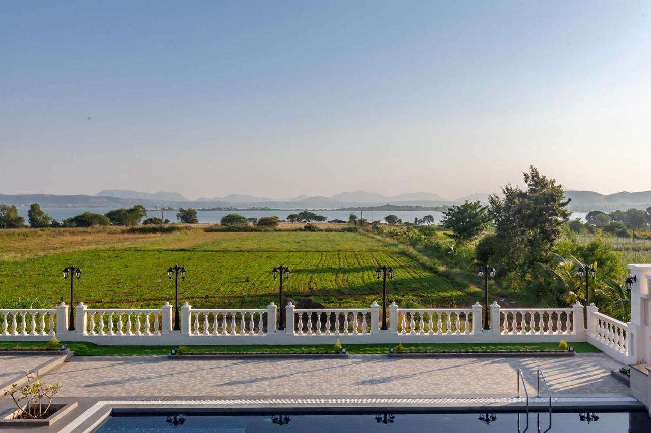 Stayvista'S Lake La Vie - Tranquil Lake-View Villa Amidst Farmland With Pool And Poolside Gazebo - Proximity To Sula Насик Экстерьер фото