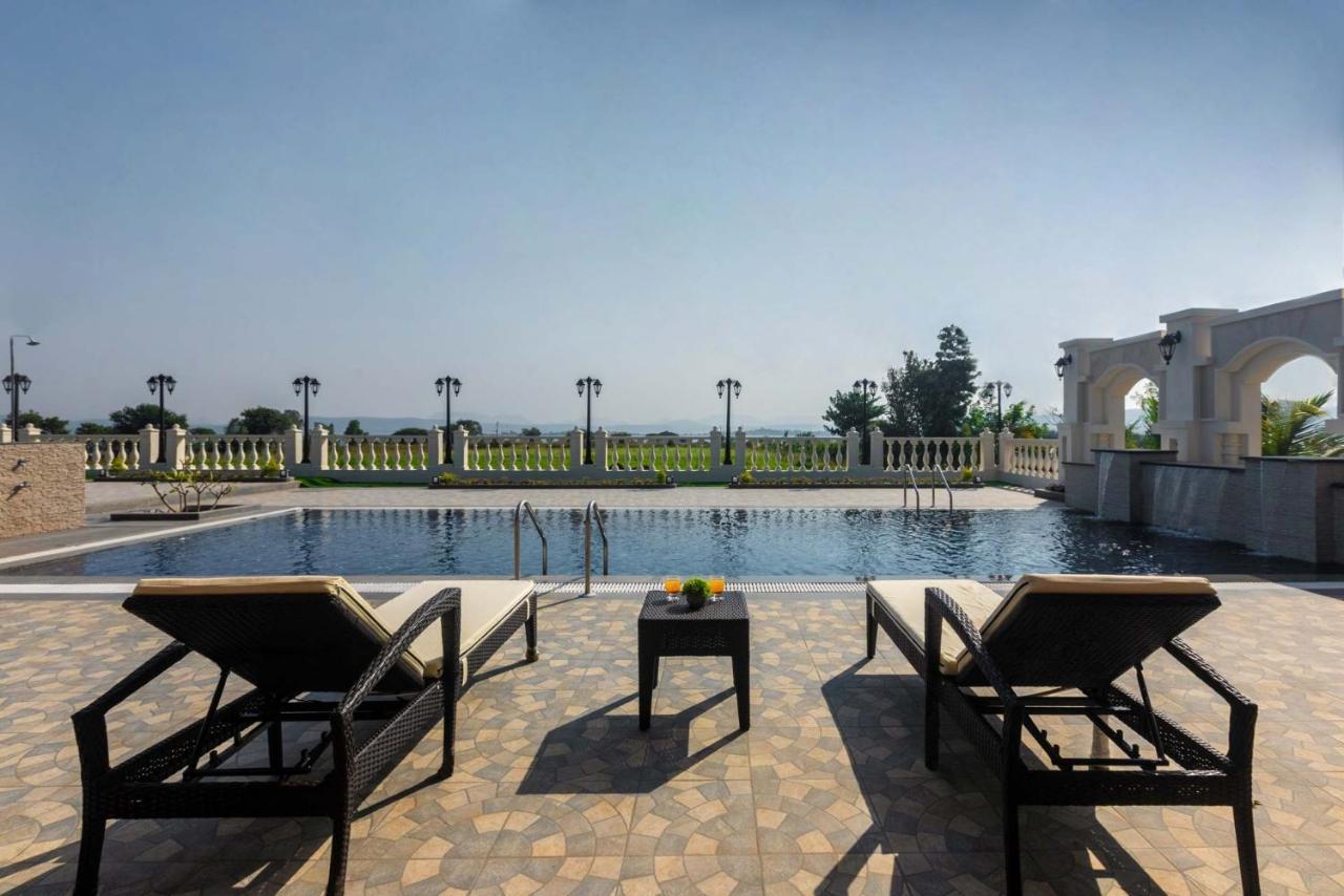 Stayvista'S Lake La Vie - Tranquil Lake-View Villa Amidst Farmland With Pool And Poolside Gazebo - Proximity To Sula Насик Экстерьер фото